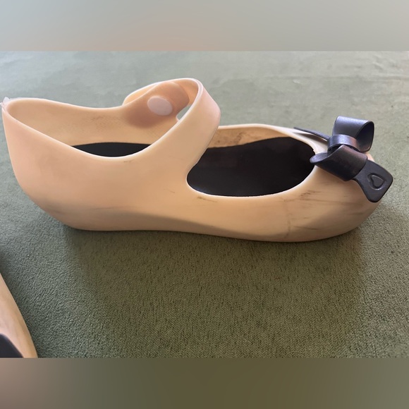 Girls Mini Mini brand tan flats with black bows - Picture 4 of 9